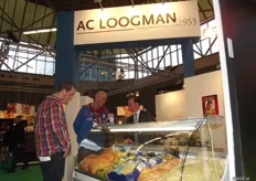 Ad Loogman van AC Loogman in gesprek met bezoekers.