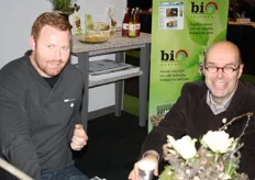 Ramon Schleepers (Evenementenhal) en Joost Rouwhorst (Coforta) doen een bakkie in de stand van BioJournaal