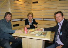 Bert Zomerman van Level One Uitzendbureau, in gesprek met Kistenmevrouw Tineke Douwes en collega Bertjan Bruin.