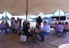In de middag werd het publiek ontvangen op de blauwe bessenplantage van Tom Mertens, waar speciaal voor de gelegenheid een tent en foodtruck was geplaatst