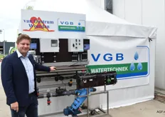 Kevin Hensen Van VGB Watertechniek bij hun nieuwe fertigatie unit