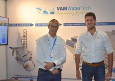 Eduard van Antwerpen en Arie Gunter van VAM Watertech. Onlangs leverden ze een complete waterzuiveringsinstallatie bij Greydanus