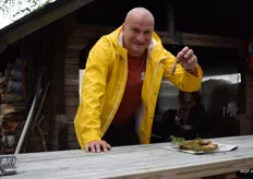 Chef Sauli Kemppainen maakt tijdens een barbecue in het bos een typisch Fins gerecht, gebakken visjes die je met staart en al kunt eten