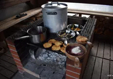 De bosbarbecue met onder andere aardappelbrood, borsjtsj (rode bietensoep) en wilde paddenstoelen