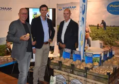 2e van links Leon Haanstra en Hans Geling van Schaap Holland met rechts een bezoeker van de beurs. Op de Potato Europe werd vooral de pootgoedafdeling van Schaap gepresenteerd.
