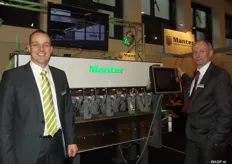 Marcel Oldenziel en Herman Wehkamp van Manter International. Deze machine heeft weegschalen die naar voren en naar achteren kunnen bewegen. Producten worden verdeeld over twee banden en hebben minder valhoogte.