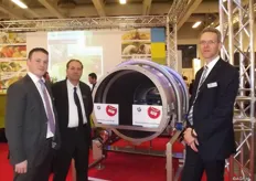 Tom Wessels, Alfons Sanchez, en Anton van Wijk van FTNON met hun nieuwe innovatie. Dit is de eerste continue centrifuge.