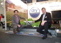 Dry Hydroponics is de nieuwe naam van de samenwerking van Cultivations systems en Viscon. Maurice van der Knaap en Simon Kleinjan laten trots het teeltsysteem zien.
