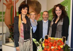Anqelique Grubben, Aleksandra Breskot, Rinus van Mullekom en Floor Grubben van Kompany, dat zijn nek uitsteekt met komkommers in de flowpack