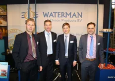 Ook bij Waterman Onions dringt de volgende generatie al aan. Vlnr: Ewald Gouwenberg, Wim Waterman, Aron Waterman en Henri Hendrikse