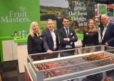 Svetlana Soldatova, Adriaan Vis, Fabian Dumont, Sandra Beukelman en Dick Heijmans van de Koninklijke Fruitmasters. Zij poseren bij het zacht- en hardfruitassortiment.