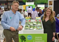Hans Renia en Caroline Engevi toonden de nieuwe Bimi-verpakking in de Sakata-stand
