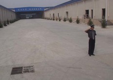 11 september 2004 Ongekend fris verschenen de meesten vanmorgen om ca. 07.30 uur aan het ontbijt. Koffers werden in de bus geladen en ook vandaag stonden er wagens klaar om ons te begeleiden. Het eerste bezoek van de dag was Anqui Foreign Trade Foods Co., Ltd. Anqui city. Ons bezoek was tot in de puntjes voorbereid. De Nederlandse vlag hing in top en op diverse punten langs de route stonden een soort soldaatjes in de houding. Waar de bus passeerde sprong men in de houding tot aan de tuinman toe. De fabriek oogt vrij modern en is voorzien van o.a. dockshellers. Langs de vitrines met monsters lopend werden alle producten kritisch beoordeeld. Tijdens het vragenkwartiertje bleek dat EurepGap nog niet helemaal een begrip was hier, maar wel FPA. Weifang, Yu Quan Foods Co.Ltd. Deze fabrieksbezichtiging was op het programma gezet om het contrast aan te geven ten opzichte van de hypermoderne fabriek, waar we zojuist vandaan kwamen, maar niet mochten kijken. De foto's spreken voorzich. Hier (geh