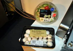 Bij Multivac was onder andere een staand gepresenteerd dieptrek verpakking voor bijvoorbeeld salades te zien. Ook de verpakking met champignons, deze heeft een geperforeerde folie.