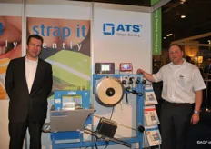 Johan van Veen en Kees Kramer van ATS - Tanner Banding Systems. De US-2000 TTP is voornamelijk voor printing op demand. De productinformatie wordt direct op de bandenrol gedrukt.