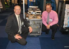 Ronald Musk (Intropack) en Hans Vos (JFPT Foodlife) met de Minipack. De kleinste automatische zakjesmaker op hoge snelheid.