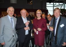 Richard Schouten en Tiny Aerts van ZLTO, de voorzitter van het PT Agnes van Ardenne en Martien de Graaf van het KCB