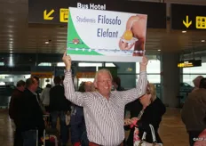 Willem Dijk heette iedereen op het vliegveld van Alicante hartelijk welkom