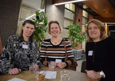 Ellis Baggen en Nienke Schuring Primeale aan tafel met Lizette Alders van Vezet
