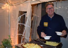 Kees van Veldhoven (Quik's) maakte een typisch Hollands kerstgerecht met aardappelpuree, rode kool en hertenstoof van VersAlert