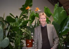 Cees Hoekstra poseert bij de exotische planten