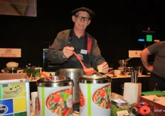 Gerard Peeters laat de bezoekers zijn soepen proeven. Twee hiervan zijn de asperge crème soep en de bloemkool- broccoli crème soep.