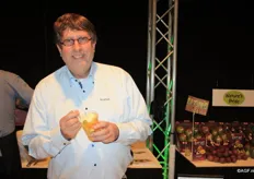 "Frank van der Werf bedenkt zelf ook vele recepten die verkrijgbaar zijn bij Bonfait. Frank: "Je kunt een product al onderscheidend maken door er een naam aan te geven en iets toe te voegen, zoals hier het Fruitje Met"."