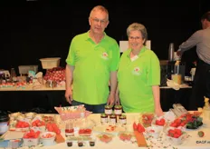 Huub en Maria van Enckevoort Aardbeien zijn trots op hun nieuwe ras. Op de voorgrond allerlei aardbeienproducen zoals jam en monchou taart.