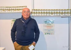 De Italiaan Concetto Dinatale van het gelijknamige bedrijf Concetto Dinatale. Hij kweekt zelf de kruiden op Sicilië en droogt ze daarna.
