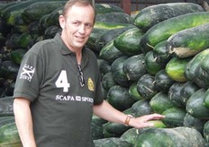 Jan Bakker keurt de pompoenen, Winter Melons genaamt in China.