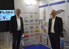Robert Hoenderdos en Eduard van Antwerpen tonen trots de referenties van VAM Watertech