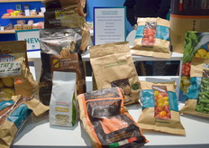 Een venster in papieren zakken, niet van plastic, maar ook van doorzichtige papier... Argos heeft het ontwikkeld op basis van cellulose (houtvezels). De verpakking van monomateriaal is in zijn geheel te recyclen.