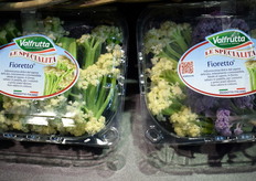 Een boeketje bloemkool in paars, groen en wit van Oishiinippon uit Italië