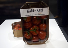 Het Japanse wereldbeeld wabi-sabi draait om afstemming met de natuur en waardering voor de onvolmaaktheid van het leven. Semillas Fitó volgt dezelfde aanpak en wil het idee veranderen dat de kwaliteit van groenten en fruit te maken heeft met een perfect uiterlijk. De Wabi-Sabi Tomaat staat voor imperfectie en genieten. Het staat voor het eerst op de beurs, met als doel ook voedselverspilling tegen te gaan.