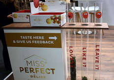 Met zoveel mensen op de been is het natuurlijk slim om een consumentenonderzoek te doen. Hoe vonden de bezoekers van Fruit Logistica de Miss Perfect van Délice? Ze konden het aangeven door het takje in een van de kokers te gooien. De uitslag is duidelijk. They loved it.