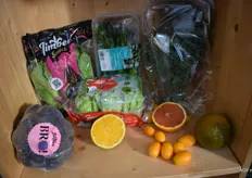 Deze presentatie combineert paarse broccoli, bimi, boerenkool snacksla en citrus, was te zien bij Guiver Fruits