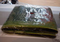 Niet eetbaar, maar wel te gebruiken als bord: bananenblad, bij de stand van Namhari's uit Thailand