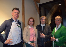 Teun de Vos van Postuma met Steffie, Martine en Danielle van Groenten en Fruit van Baast uit Sint-Mariaburg