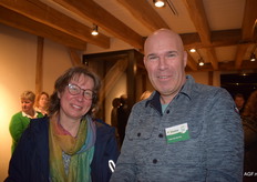 Simone Varekamp van Vers van Voorne met Coen van der Pol die bedrijfsleider van snijderij Puur Ambacht van Postuma is.
