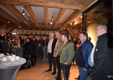 Na de koffie met gebak gaat de avond van start