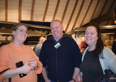 Eigenaar Eric Postuma was aanwezig heeft lol met de dames Irene en Simone Snoek van de gelijknamige Landwinkel 