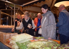 Bezoekers shoppen bij de kraampjes