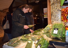 De dames van Landwinkel Hop & Zo uit Breda inspecteren de kruiden en slasoorten