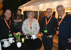 Telers Rene Geurts, Nicole en Peter Verberne met Jørgen Snoijink van ZON