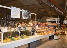 Edeka Zurheide aan de Berliner Allee in het centrum van Düsseldorf is één van de in totaal zes markten die tot deze succesvolle formule behoren. Kenmerkend voor dit concept is het ruime aanbod aan premium-producten waaronder vers bereide maaltijden, sappen en talloze andere convenience-producten. 