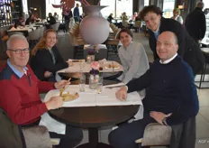 Cor Noordijk en Sandra van der Veer van Oxin Growers aan tafel met drie keer Vernooij: Jesse, Vincent (Staay Food Group) Joop (Frupas-Vernooij)