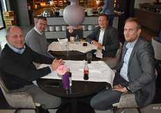 Vincent van Kuijen (Jaguar), Henri van Hassel, Hans Driessen (beide BASF) en Robin Beentjes (Jaguar)