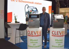 Gerhard Kramer van Clever-CPL (Coding, Packing & Labeling) staat achter de spoelstations voor het reinigen van inktkoppen.