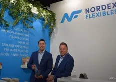 Nordex Flexibles. Marco Brink en Lorenzo van Dillen. Marco toont de hersluitbare topsealfolie voor punnets in 100% PET.