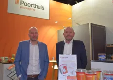 Bas Folbert en Rudy Nijenboer van Poorthuis Packaging. Op de voorgrond de lichtste PP emmer in de markt. (zie volgende foto)